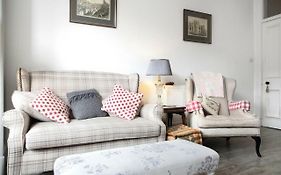 5 Star Beautiful & Vintage, Spacious Apt In Chic Location!